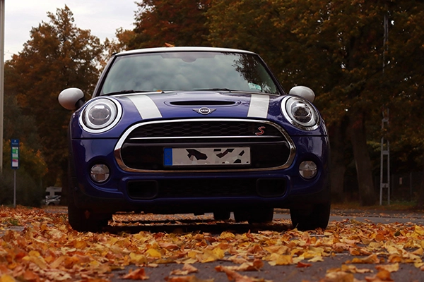 Conducir Un Mini Azul