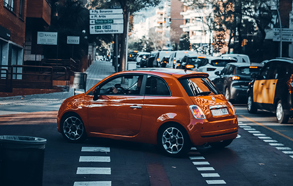 Fiat 500 Naranja Circulando Ciudad